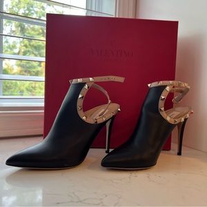 VALENTINO ROCKSTUD 100 LEATHER BOOTIE IN BLACK size 38